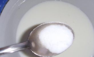 Đổ kefir ở nhiệt độ phòng vào một thùng chứa khác và thêm soda. Trộn đều kefir cho đến khi hỗn hợp trở nên đồng nhất và axit bị dập tắt hoàn toàn.