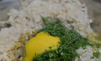 Ngâm lát bánh mì trắng trong sữa. Sau đó chúng ta bóp thật kỹ và cho vào cá băm. Chúng ta cũng thêm một quả trứng gà, thì là tươi xắt nhỏ và hành tây phi vào thịt băm.