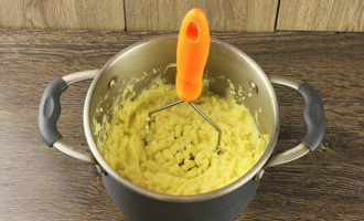 Purea den kokta potatisen. Häll grädde i purén, tillsätt smör och hackad färsk dill - om så önskas.Tillsätt ett löst ägg i den något avsvalnade purén och rör tills den är slät, och tillsätt salt och peppar till purén efter din smak.