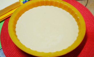 A continuació, afegiu la farina tamisada a poc a poc (i afluixeu-la si la feu servir en lloc de bicarbonat). Remeneu tota la barreja del pastís fins que quedi suau, creant una massa espessa i enganxosa. Si teniu temps, deixeu-ho reposar a la taula durant mitja hora perquè la sèmola i la farina s'inflen -en aquest cas la sèmola sortirà més esmicolada. A continuació, afegiu la farina tamisada a poc a poc (i afluixeu-la si la feu servir en lloc de bicarbonat). Remeneu tota la barreja del pastís fins que quedi suau, creant una massa espessa i enganxosa. Si teniu temps, deixeu-ho reposar a la taula durant mitja hora perquè la sèmola i la farina s'inflen -en aquest cas la sèmola sortirà més esmicolada.