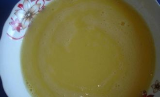 Remeneu bé la barreja amb una batedora o una batedora fins que estigui completament combinat i es formin bombolles.