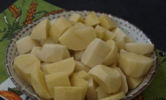 Balatan at gupitin ang patatas ayon sa gusto mo.