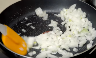 Peleu les verdures per al gulasch, esbandiu-les, talleu les cebes i les pastanagues a daus petits i el pebrot a tires. Fregiu la ceba picada fins que estigui transparent en una paella a part amb una mica d'oli.