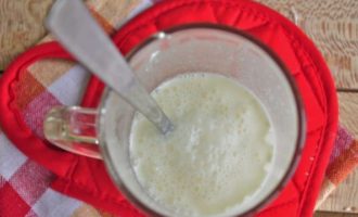 Habang ang mga bola-bola ay nilaga, palabnawin ang kulay-gatas sa kalahating baso ng tubig at haluing mabuti.