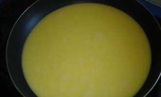 Aboqueu la barreja en una paella freda sense afegir-hi oli, tapeu-ho bé amb una tapa i deixeu-ho coure a foc mitjà durant 5 minuts.