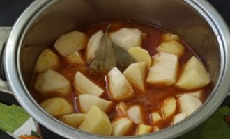 Kapag ang karne ay madaling mabutas gamit ang isang tinidor, magdagdag ng patatas, dahon ng bay, pampalasa ng karne at kaunting tubig na kumukulo. Pakuluan ang inihaw hanggang maluto ang karne at patatas, natatakpan. Mahina ang apoy, haluin paminsan-minsan upang maiwasan ang pagkasunog.