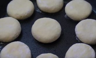 Đun nóng dầu trên lửa cao, sau đó giảm lửa và chiên những chiếc bánh phô mai bông xốp trong chảo rán ở lửa nhỏ, một mặt.