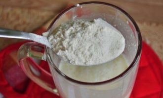 Pagkatapos ay idagdag ang harina ng trigo at talunin ang pinaghalong may isang tinidor hanggang sa makinis.Subukan upang maiwasan ang mga bukol upang ang gravy ay ganap na homogenous.