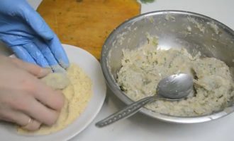 Dùng tay nhúng vào nước lạnh hoặc dùng thìa để tạo thành những miếng thịt băm đẹp mắt, đồng đều.