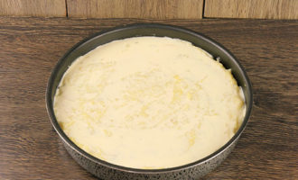 Smörj en ugnsform med olja och lägg ingredienserna i den i lager: hälften av moset + köttfärs + överbliven puré + fyllning (råa äggröra med grädde).