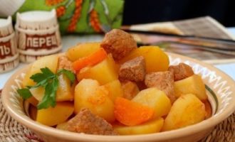 Ang natapos na nilagang patatas sa isang kawali na may baboy o karne ng baka ay maaaring iwisik ng tinadtad na bawang at mga halamang gamot, at hayaang kumulo sa ilalim ng talukap ng mata para sa isang-kapat ng isang oras.