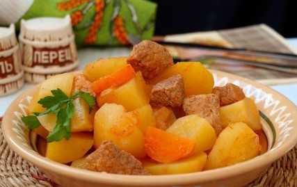 Nilagang patatas na may karne sa isang kawali