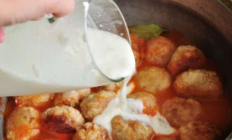 Ibuhos ang sour cream sauce sa kawali na may mga bola-bola, ihalo nang malumanay at pakuluan ang mga bola-bola sa loob ng dalawampung minuto o kalahating oras sa ilalim ng saradong takip.