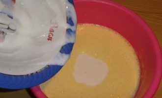 Đổ kefir, đã được làm nguội bằng soda, vào hộp chứa hỗn hợp trứng. Trộn kỹ cho đến khi hỗn hợp hoàn toàn đồng nhất.