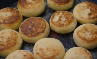 Tiếp theo, lật mặt bánh pho mát lại và chiên mặt còn lại, có thể dưới nắp. Mỗi mặt nên có lớp vỏ màu nâu vàng đẹp mắt.