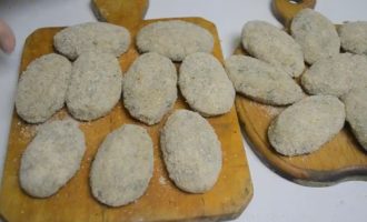Đổ vụn bánh mì vào đĩa và cuộn từng miếng cốt lết vào đó. Hóa ra là đẹp.