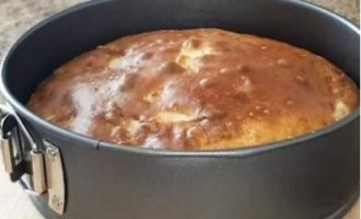 Chuyển bột có táo vào khuôn. Xoay lò ở 180°.