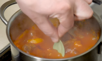 Cap al final de la cocció, empolvoreu el plat amb all picat, espècies i afegiu-hi fulles de llorer. El plat està llest. Col·locar en bols de servir. Serviu-lo com a guarnició amb puré de patates, pasta o qualsevol plat de cereals i empolvoreu-ho amb herbes fresques.