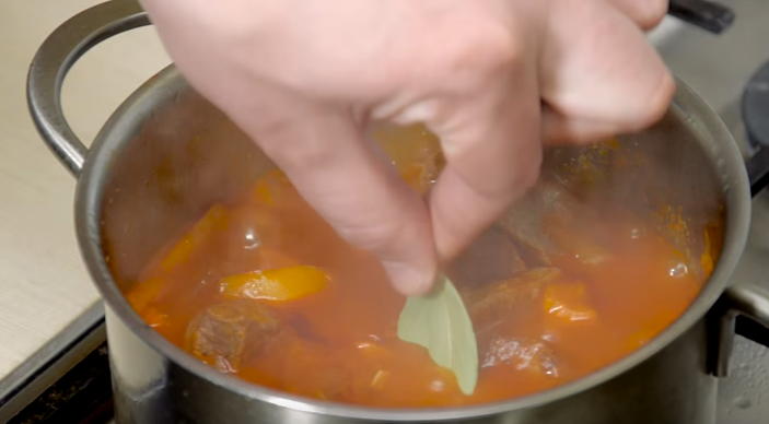 Gulash de porc amb salsa en una paella