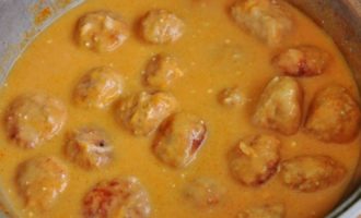 Ang natapos na meatballs ay magkakaroon ng magandang orange gravy at malambot na texture. Maaari mong ihain ang mga ito kasama ng niligis na patatas, kanin o bakwit, at pasta.