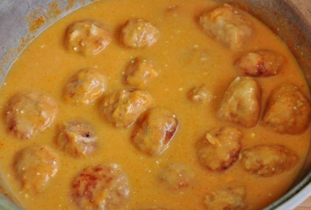 Kindergarten-style meatballs na may gravy