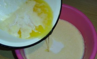Sau đó, đổ dầu vào bát cùng với bột tương lai và nhẹ nhàng trộn mọi thứ lại với nhau cho đến khi chất lỏng hoàn toàn đồng nhất.