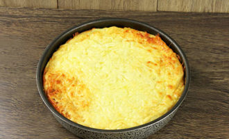 Sätt tillbaka grytan i ugnen och låt stå tills osten är gyllenbrun (ytterligare 10-15 minuter). Låt den klassiska potatisgrytan med köttfärs svalna något och servera.