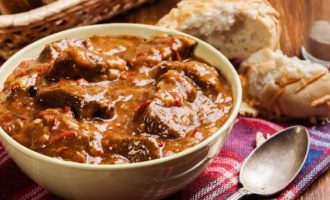Fläskgulasch med sås