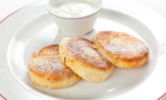 Klassiska fluffiga kesopannkakor i stekpanna