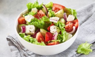 Klassisk grekisk sallad - 10 steg-för-steg-recept med foton