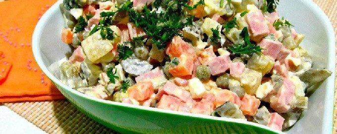 Klassisk Olivier-sallad - 10 steg-för-steg-recept med foton
