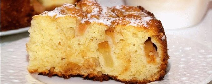 Charlotte tươi tốt với táo trên kefir trong lò