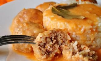 Köttbullar i dagisstil med sås – 5 steg-för-steg-recept med foton