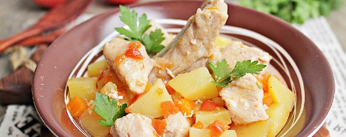 Khoai tây hầm với thịt trong chảo
