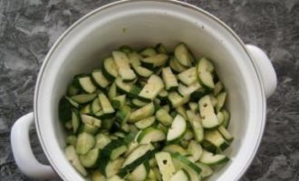 Hoe maak je een salade van komkommers en tomaten klaar voor de winter? Selecteer geschikte containers voor de daaropvolgende bereiding van de salade. Snijd de komkommers in stukjes - halve cirkels, kwartalen of anderszins.