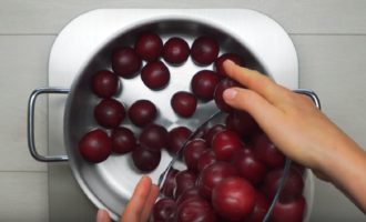 Cum se prepară sosul tkemali de prune pentru iarnă după rețeta clasică? Selectați prunele pentru sos, spălați-le și puneți-le într-o cratiță mare, astfel încât să fie convenabil să gătiți prunele în apă.