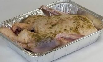 Lägg i en form eller långpanna. Låt stå i ungefär en timme.