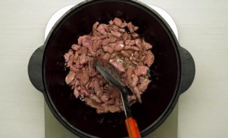 Den klassiska lagman tillagas mycket enkelt enligt steg-för-steg-receptet. Tvätta nötköttet, ta bort senor. Skär köttet i tärningar som inte är tjockare än 1,5-2 cm Värm en stekpanna, tjockväggig kastrull eller kittel och värm sedan upp den vegetabiliska oljan där. Tillsätt lite peppar och spiskummin i oljan, tillsätt efter en minut nötköttet och stek köttet under omrörning på hög värme i högst tre minuter.