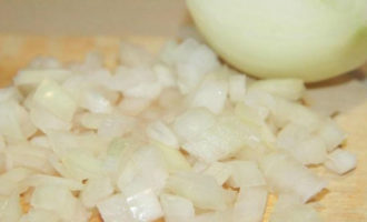 สูตรคลาสสิกสำหรับราตาตูยในเตาอบต้องใช้ไส้ ดังนั้นให้ทำก่อน สับหัวหอมที่ปอกเปลือกเป็นก้อน