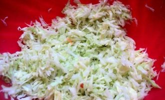 Món bắp cải cuộn trong chảo rán với thịt băm, cơm và bắp cải được chế biến nhanh chóng và dễ dàng.Bắp cải tươi thái nhỏ.