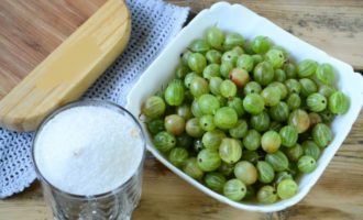 Hoe maak je kruisbessenjam voor de winter? We sorteren de bessen goed en plaatsen ze in een kom met koud water om al het vuil te verwijderen, en spoelen ze vervolgens af met stromend water. Verwijder met een kleine schaar de stengels en bloeiwijzen van elke bes.