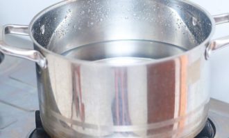 Nu måste du förbereda saltlaken. För att göra detta, dela 1,5 liter vatten i 2 delar. Värm den första halvan i en kastrull och tillsätt 1,5 matskedar salt och samma mängd (eller lite mindre) strösocker. Vänta tills saltet och sockret lösts upp och häll sedan saltlaken i den andra hälften av vattnet som inte var uppvärmt. Du måste lämna vattnet tills det svalnar helt.