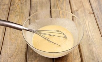 Hogyan készítsünk otthon egy 1,5 kg-os Milk Girl tortát a klasszikus recept szerint? A sűrített tejet habverővel vagy mixerrel simára keverjük a tojásokkal.