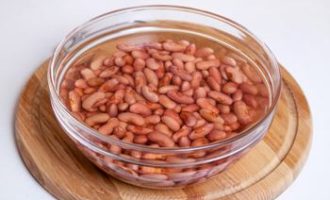 Cách nấu lobio đậu đỏ theo công thức cổ điển? Đổ nước lạnh lên đậu và để khoảng 8 tiếng cho đậu ngấm.