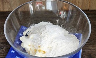 Ang royal cheesecake na may cottage cheese sa oven ay napakadaling ihanda. Salain ang lahat ng harina at baking soda sa isang hiwalay na lalagyan. Pagkatapos, sa isa pang lalagyan, gilingin ang napakalamig, matigas na mantikilya, na maaari mong lagyan ng rehas sa halip na tadtarin ng kutsilyo. Magdagdag ng harina at asukal sa lalagyan na may mantikilya.