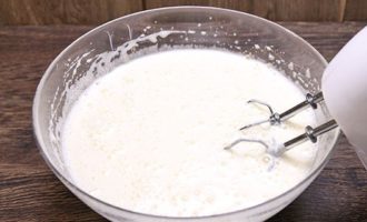 Hur man gör röd sammetstårta hemma med ett klassiskt recept? Vispa äggen i en skål, tillsätt socker och börja vispa blandningen av ingredienser tills ett fluffigt vitt skum bildas. Detta tar dig cirka tio minuter. Detta steg är mycket viktigt, eftersom dåligt uppvispade ägg inte kommer att göra en bra sockerkaka.