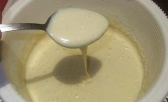 Paano maghurno ng jellied pie na may de-latang isda sa oven? Ibuhos ang mainit na kefir sa isang mangkok, pukawin ang soda, na hindi kailangang patayin muna sa anumang bagay. Hayaang tumayo ng mga 3 minuto, kung saan ang acid mula sa kefir ay papatayin ang soda. Magdagdag ng mga itlog sa pinaghalong, magdagdag ng asin at talunin gamit ang isang panghalo o whisk. Idagdag ang pre-sifted flour at talunin muli. Ang kuwarta ay hindi masyadong makapal. Grasa ang isang baking sheet na may langis ng mirasol at ibuhos ang kalahati ng kuwarta dito.