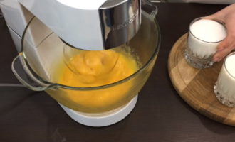Hur förbereder man Bird's Milk-kaka enligt det klassiska sovjetreceptet (GOST) hemma? Låt oss börja förbereda degen. För att göra detta, blanda kycklinggulor med strösocker, salt, tillsätt vaniljsocker till dem och blanda. Vispa denna massa med en mixer. Tillsätt gradvis smör (100g) i blandningen och fortsätt vispa. När massan ökar i volym och blir vit är den klar.