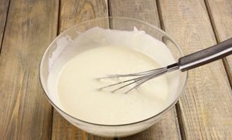 Habverővel vagy mixerrel keverje össze a tejszínt a pudinggal, amíg egységes, sima, sűrű krémet nem kap.