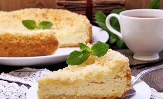 Matapos lumamig ang cheesecake, alisin ang singsing ng amag, gupitin ang cheesecake sa mga bahagi at ihain!